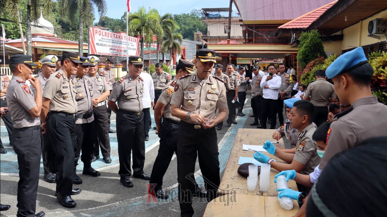 Cegah Narkoba, Kapolres dan Ratusan Personil Polres Tana Toraja Jalani Tes Urine
