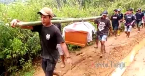 Terhalang Longsor, Warga Simbuang Tana Toraja Tandu Jenazah Sejauh 10 Km