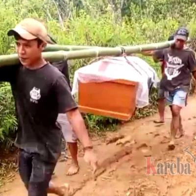 Terhalang Longsor, Warga Simbuang Tana Toraja Tandu Jenazah Sejauh 10 Km