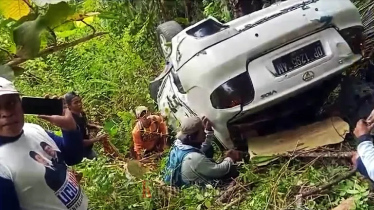 Sedan Bermuatan Satu Keluarga Terjun ke Jurang, 1 Penumpang Asal Rembon, Tana Toraja, Meninggal Dunia