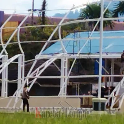 Bupati Toraja Utara Perintahkan Kontraktor Perbaiki Atap Tribun Lapangan Bakti yang Ambruk