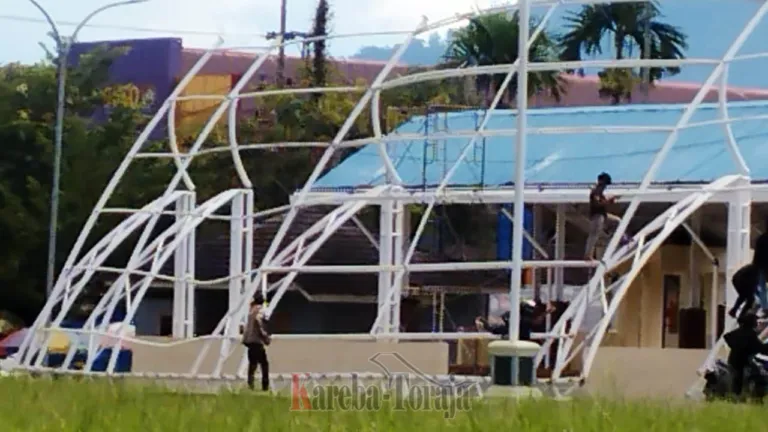 Bupati Toraja Utara Perintahkan Kontraktor Perbaiki Atap Tribun Lapangan Bakti yang Ambruk