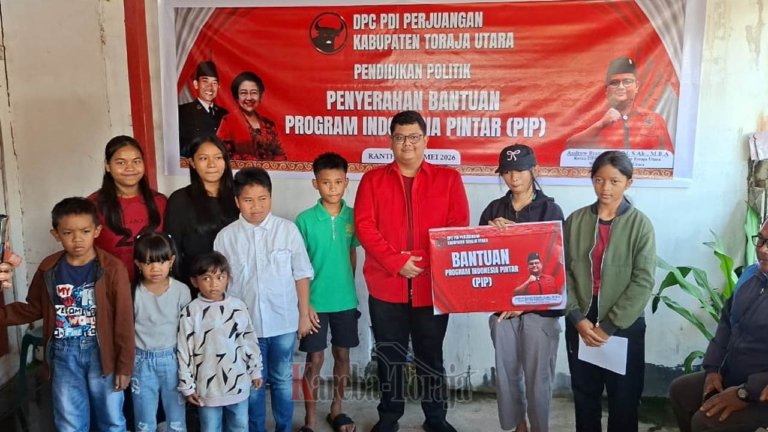 PDIP Toraja Utara Salurkan Bantuan Beasiswa PIP kepada Puluhan Siswa