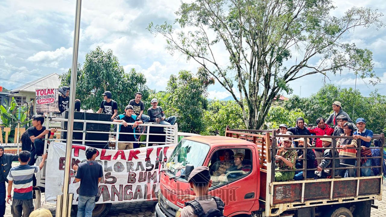 Tolak Geotermal di Sangalla’, Ratusan Warga Gelar Aksi Unjuk Rasa di DPRD dan Kantor Bupati Tana Toraja