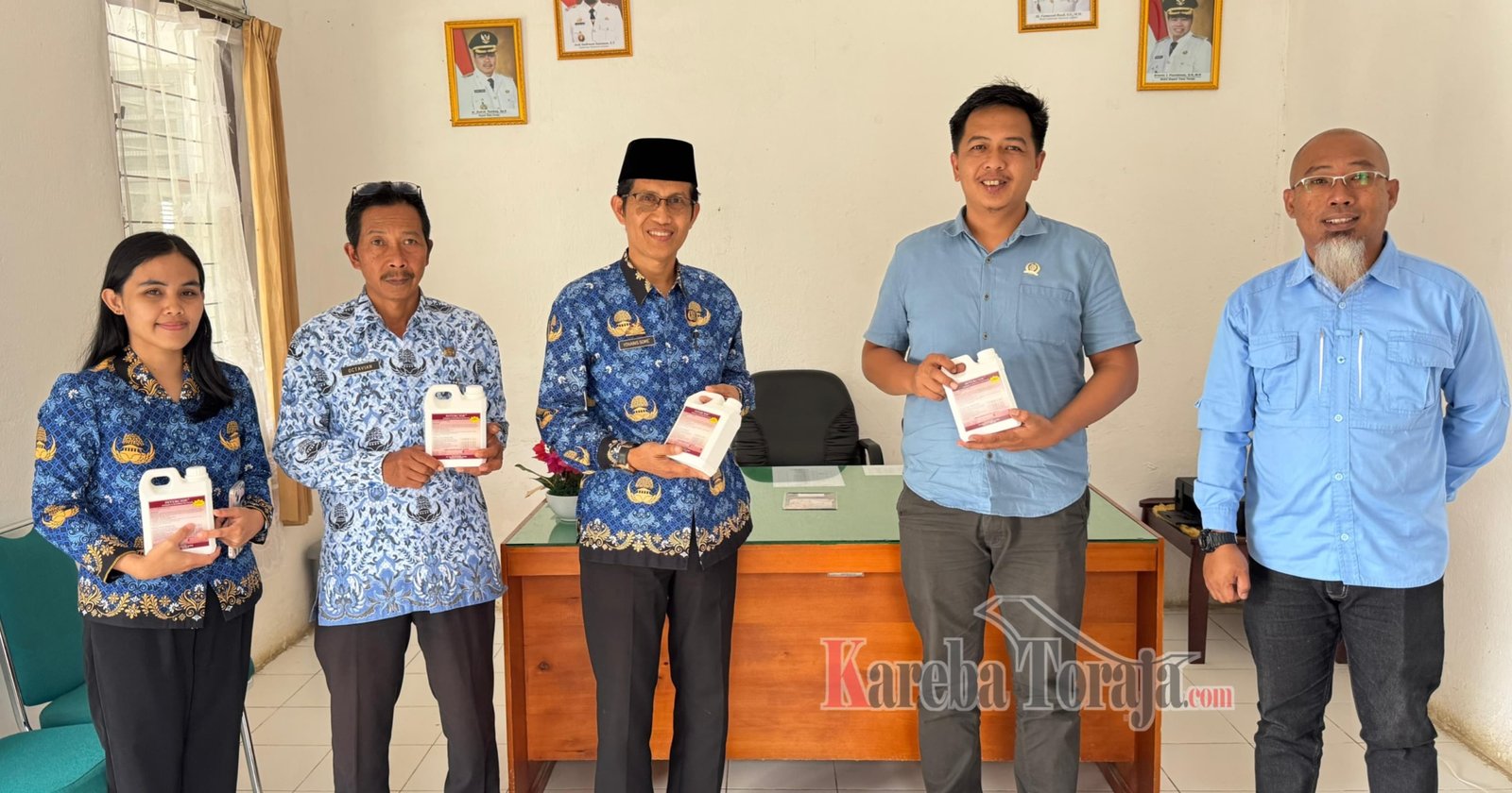 Dukung Pengendalian Penyakit Babi di Tana Toraja, Legislator Provinsi Yuniana Mulyana Serahkan Bantuan Disinfektan