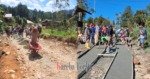Warga Pessaluan, Lembang Gandangbatu Swadaya Cor Jalan Kabupaten