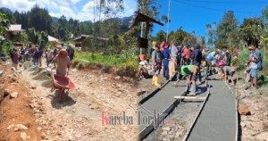 Warga Pessaluan, Lembang Gandangbatu Swadaya Cor Jalan Kabupaten