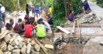Sering Longsor, Warga Lembang Gasing Swadaya Bangun Plat Deker dan Talut Jalan Penghubung Antar Lembang