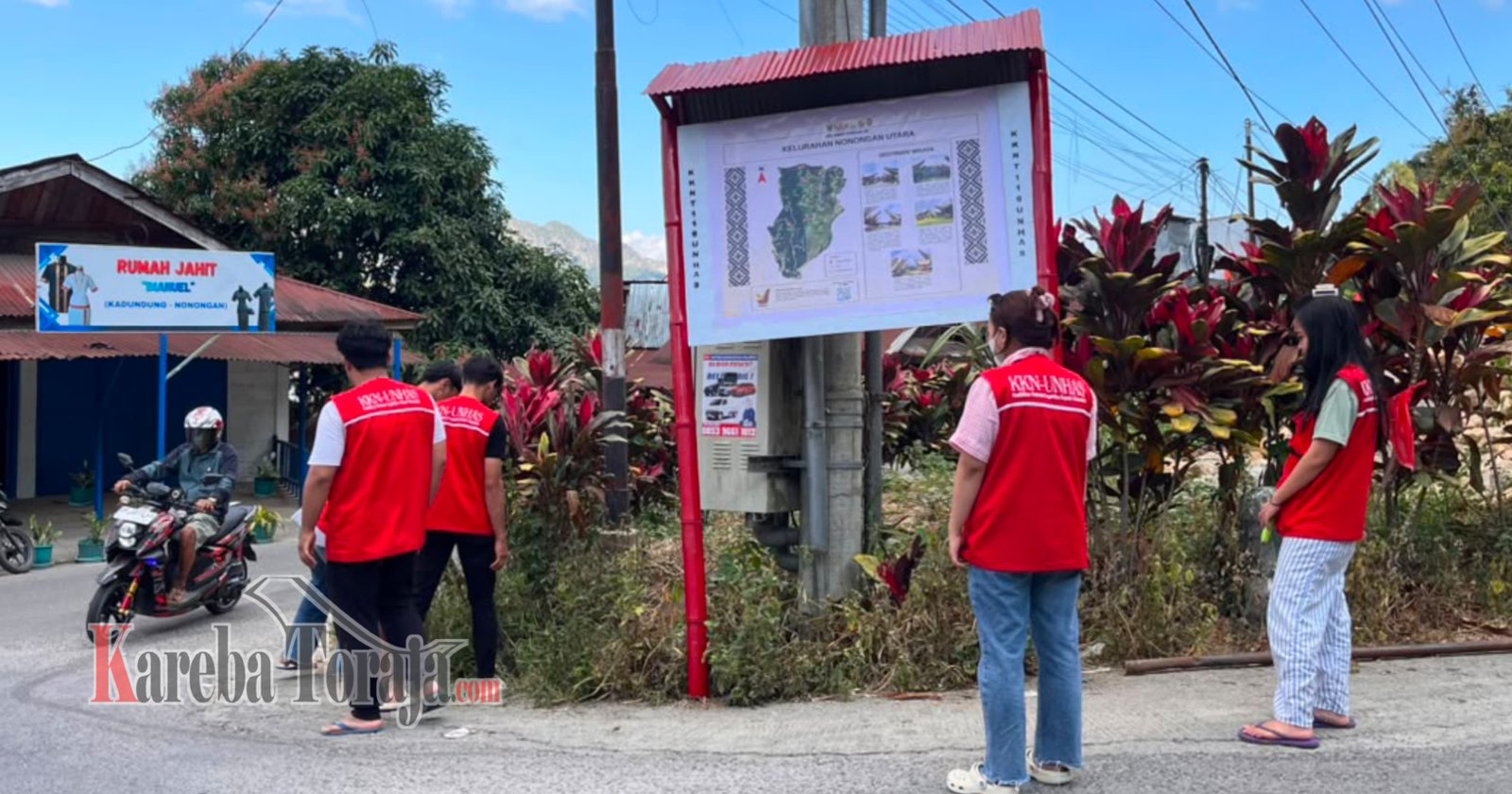 Dukung Potensi Wisata Budaya, Mahasiswa KKNT Unhas 116 Kelurahan Nonongan Utara Pasang Papan Informasi Objek Wisata Berbasis Digital