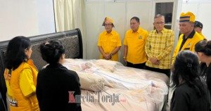 Melayat ke Rumah Duka Mantan Bupati Tana Toraja, IAS: Pak Nico Orang yang Baik